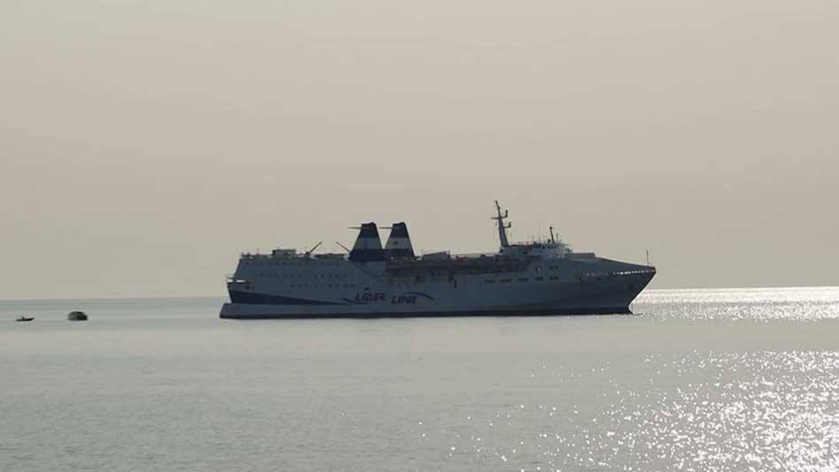 Паром Трабзон Сочи признали угрозой безопасности Администрация Сочи считает запуск грузопассажирского парома Seabridge курсирующего между турецким Трабзоном и Сочи небезопасным и создающим неудобства для жителей и отдыхающих рассказал мэр курорта Андрей Прошунин в интервью ТАСС Мы рассмотрели с разных сторон этот вопрос и приняли решение что на сегодняшний день данный паром для города в первую очередь небезопасен Сейчас мы сталкиваемся с такими вызовами как атака безэкипажных катеров и беспилотных летательных аппаратов Во вторых он создаст дискомфорт для жителей и гостей города Сочи отметил мэр Он напомнил о существовавшей в доолимпийский период паромной линии между Сочи и Трабзоном и отметил что даже тогда жители и гости жаловались на возникающие неудобства и вопросы безопасности Выяснилось что инфраструктура порта и города абсолютно не готова к запуску этого парома Что интересно лайнер Astoria Grande ходит в Турцию из Сочи и его не признали опасностью А как же как атаки безэкипажных катеров и беспилотников Радио 104FМ Новая Россия Мы в МАХ