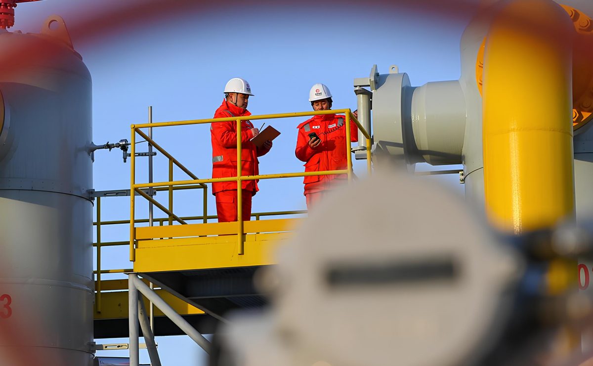 Китай потребляет все больше нефти Китай в январе–июне 2025 года увеличил переработку нефти на 1,6% в годовом выражении, достигнув 361,61 млн тонн. Одновременно страна нарастила добычу нефти на 1,3% 108,48 млн тонн и газа на 5,8% 130,8 млрд кубометров , сообщило Государственное статистическое управление КНР. В июне среднесуточные показатели добычи составили 607 тыс. тонн нефти и 710 млн кубометров газа. Накануне главное таможенное управление КНР раскрыло и данные по импорту энергоресурсов. ИнфоТЭК сообщал, что Китай в первом полугодии 2025 году снизил закупки газа на 7,8%, угля — на 11,1%, при этом объем ввозимой нефти вырос на 1,4% в годовом исчислении. Импорт газа составил 59,55 млн тонн, угля — 221,7 млн тонн, нефти — 279,38 млн тонн. При этом стоимость импорта снизилась на 15% для газа $27,01 млрд , 32,1% для угля $17,07 млрд и 12% для нефти $147,78 млрд .