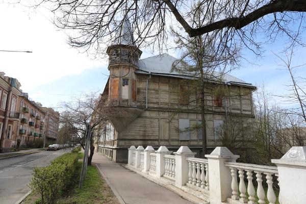 Четыре объекта культурного наследия со стартовой ценой 1 руб. продали в Петербурге Торги по продаже объектов культурного наследия за 1 руб. состоялись в Петербурге 3 июня. Объекты, находящиеся в собственности города, выставили на аукцион по символической стартовой цене в 1 руб., сообщила пресс-служба Российского аукционного дома РАД . Трехэтажный «Дом Волкова» на Еленинской улице в Ломоносове перешел в частные руки за 5,2 млн руб.; Двухэтажную усадьбу архитектора Е. Гана на Собственном проспекте в Петергофе приобрели за 2,15 млн руб.; Двухэтажная усадьба А. В. Львовой в Петергофе продана за 2,17 млн руб.; Часть исторического ансамбля «Бывший военный госпиталь с территорией, зелеными насаждениями, бассейном и остатками шлюза» на улице Шуппа в Красном Селе - единственный объект, который ушел с аукциона по символической цене – 1 руб. Все здания находятся в плачевном состоянии, нуждаются в консервации, ремонте, реставрации и приспособлении для современного использования. Если покупатели не исполнят свои обязательства, объекты будут вновь возвращены в собственность Санкт-Петербурга. При этом на восстановление памятника инвестору дается семь лет. Подробнее читайте в материале на нашем сайте torgi.gov.ru, наследие.дом.рф Подпишитесь на «Ведомости Северо-Запад»