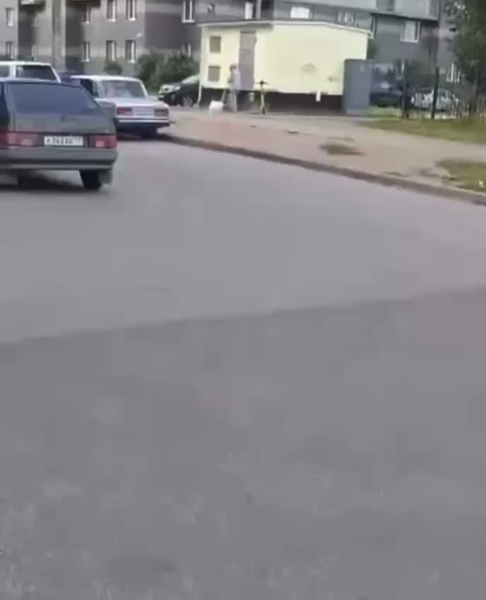 Петербуржец повредил фасад дома, пытаясь извиниться перед девушкой