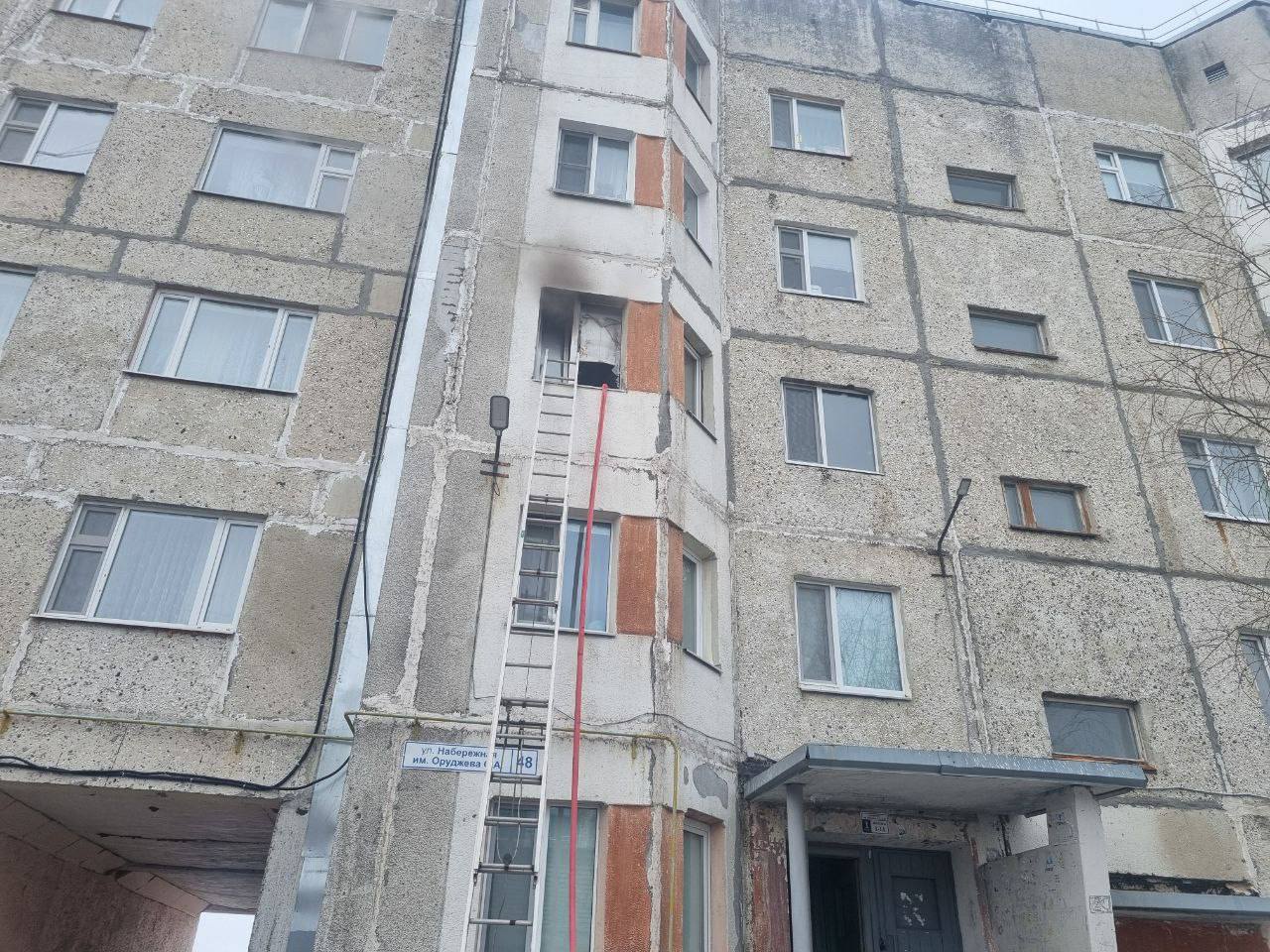 Утром 17 мая в Надыме загорелась квартира в жилом доме по адресу: ул. Набережная, 48. Когда прибыли огнеборцы, дым шёл из окон квартиры на третьем этаже. Огонь повредил отделку стен, потолка и пола на площади 18 квадратных метров, вся квартира оказалась закопчена. В результате пожара пострадали мужчина и ребёнок, также погибло домашнее животное — кошка. Причины возгорания и размер ущерба сейчас устанавливаются. Фото: МЧС ЯНАО Новости Ямала Поддержать нас бустом