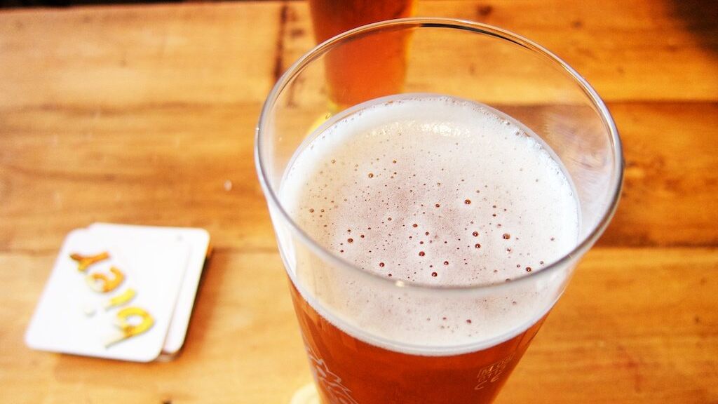 Намибия рассмотрит возможность поставлять в РФ пиво и говядину заявила РИА Новости посол Намибии в РФ Моника Ндилиавике Нашанди Сегодня я думала о том почему мы не думаем о том чтобы экспортировать пиво из Намибии Это лучшее пиво в мире Я уверена что в России полюбят это пиво Поэтому мы будем искать возможности экспортировать наше пиво в РФ сказала дипломат Кроме того посол рассказала о том что Намибия могла бы экспортировать говядину в РФ Также у нас отличная говядина Мы могли бы экспортировать говядину и товары из говядины У нас есть такой продукт который называется билтонг Это мясо которое сушится при высокой температуре Это очень вкусно здесь в России это точно полюбят рассказала она