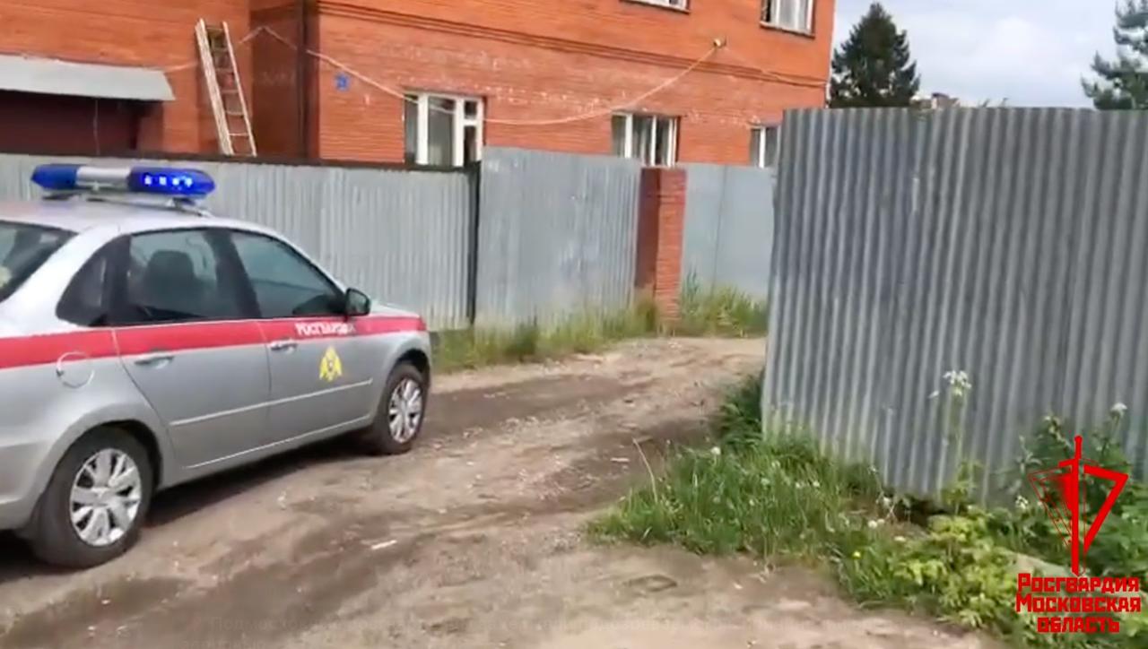  Росгвардейцы задержали мужчину, который поджег ноги сожительнице в Подмосковье В деревне Супонево пьяный мужчина облил ноги своей сожительнице бензином и поджёг, сообщили в пресс-службе ГУ Росгвардии по Московской области. Пострадавшую доставили в больницу с ожогами 4-й степени. Подозреваемого задержали, сейчас решается вопрос о возбуждении уголовного дела. Подписаться Написать нам