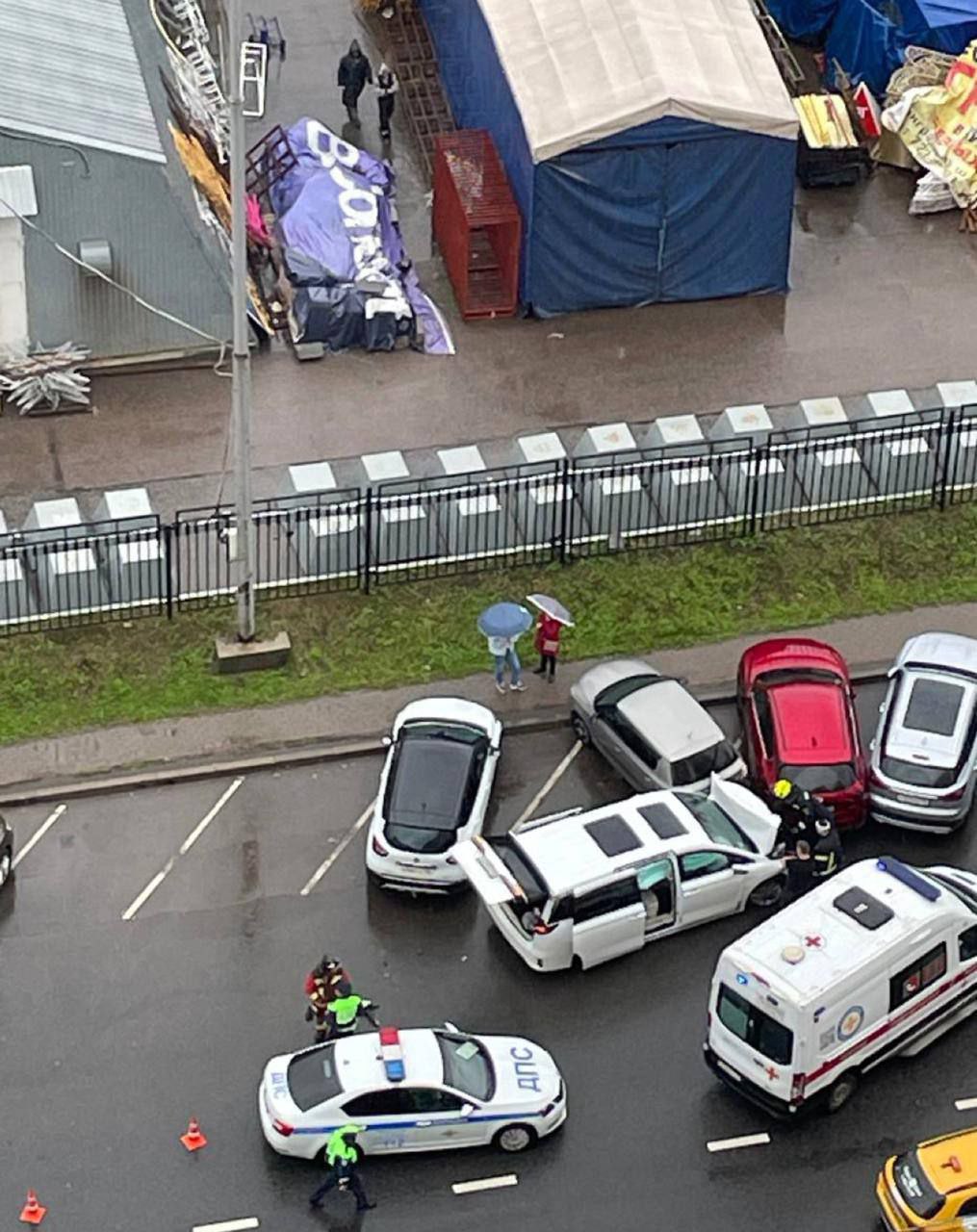 Семь автомобилей протаранил 48-летний водитель на улице Горшина в Химках. Мужчина сказал, что ему стало плохо за рулем