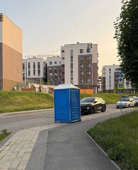 Три биотуалета на 4 тысячи человек установили в Белгороде, где уже две недели нет воды В микрорайоне «Новая жизнь» сначала отключили горячую воду «на ремонт», затем пропала и холодная. Вместо обещанного восстановления произошла авария, сообщает канал «Говорит НеМосква». Коммунальщики поставили жителям три биотуалета, а мэр потребовал решить вопрос с коммуникациями до 31 июля. Фотоархив