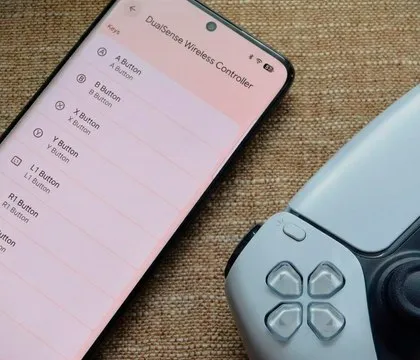 В Android 17 появилось системное меню переназначения кнопок геймпада Google добавила в бета версию ОС Android 17 специальное меню в котором геймеры могут переназначать кнопки стики и триггеры подключенного игрового контроллера Функция работает на системном уровне то есть заданную раскладку можно использовать во всех играх без необходимости отдельной настройки под каждый тайтл