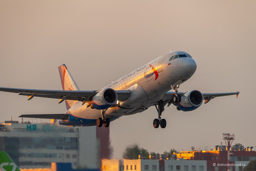 10 июня 2025 года самолет Airbus А321 авиакомпании «Уральские авиалинии» рейс SVR3558 из Антальи в Москву, бортовой номер RA-73796 при заходе на посадку в аэропорту Домодедово столкнулся с опасным инцидентом. Информация о происшествии появилась на канале «Аviaincident». Сообщается, что в 01:43 по московскому времени, когда самолет находился на высоте около 1200 метров 4000 футов , пилоты сообщили, что их ослепил зеленый лазер. Несмотря на это, экипаж принял решение продолжить полет и благополучно посадил самолет в Домодедово. Подобные действия с лазером крайне опасны, так как могут временно ослепить пилотов и создать угрозу безопасности полета. Подпишись Подслушано Домодедово Прислать новость