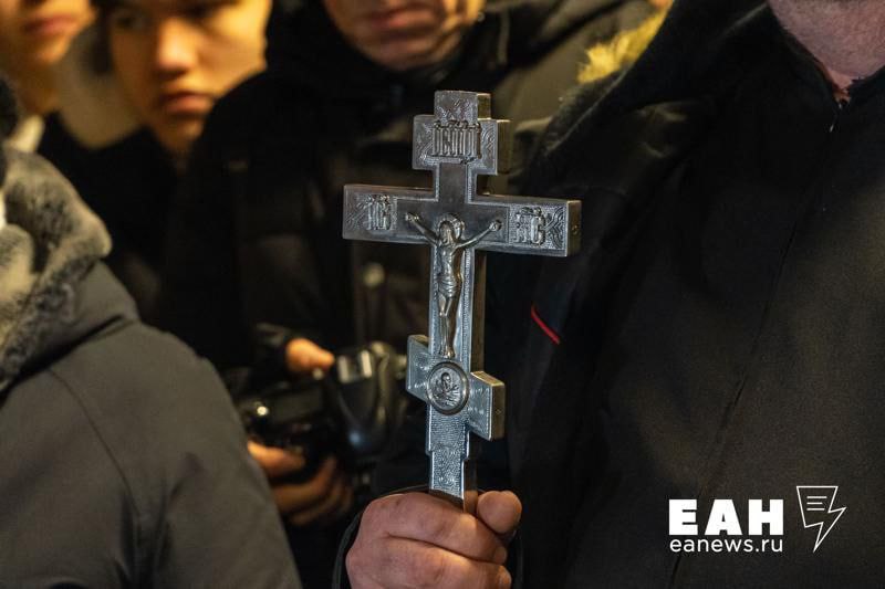 Учителей Екатеринбурга обучат преподаванию основ православия Мэрия города сообщила о подписании контракта с митрополитом Евгением Кульбергом о введении курсов преподавания Основ религиозных культур и светской этики и Основ духовно нравственной культуры народов России для учителей В рамках соглашения педагоги смогут участвовать в научно практических конференциях и семинарах В настоящее время Основы православной культуры изучают 32 четвероклассников особенно активно в Октябрьском районе где этот показатель достигает 80 8 Предмет стал самым популярным среди школьников опередив альтернативные курсы EanNews