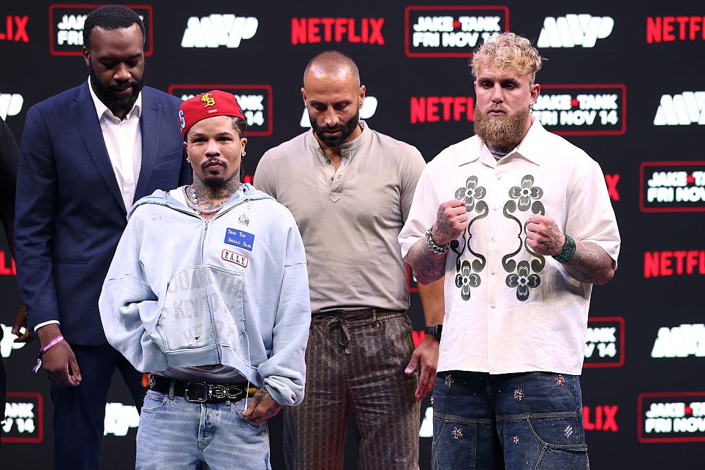 Бой победившего Тайсона блогера против чемпиона WBA отменен Боксерский поединок американского блогера Джейка Пол против чемпиона WBA в легком весе Джервонты Дэвиса отменен сообщила промоутерская компания Most Valuable Promotions в соцсети Х Поединок должен был пройти 14 ноября в Майами его должен был транслировать Netflix Мы по прежнему планируем что поединок Джейка Пола возглавит боксерский вечер на Netflix в 2025 году Подробности о новой дате месте проведения сопернике Джейка и дополнительных боях будут опубликованы как только будут окончательно определены заявил Накиса Бидариан генеральный директор Most Valuable Promotions Всего на счету Пола 12 побед и одно поражение на профессиональном ринге В ноябре 2024 года он победил бывшего абсолютного чемпиона мира в супертяжелом весе 58 летнего Майка Тайсона Getty Images Подписаться на РБК Спорт