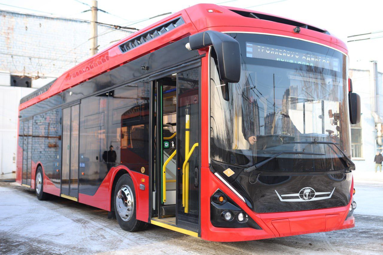 Новый троллейбус Адмирал прибыл в областной центр   Иркутск станет первым в России городом по которому будет курсировать модель такой комплектации Данный троллейбус был изготовлен в единственном экземпляре в 2025 году для выставки в Санкт Петербурге Как утверждают на заводе Адмирал самая передовая модель в России В нем воплощены все современные технологии для удобства и безопасности как пассажиров так и водителя Он на 80 собран из отечественных комплектующих которые были использованы в рамках импортозамещения отметил мэр Руслан Болотов Как рассказал представитель завода изготовителя Сергей Ковалев троллейбус Адмирал оснащен переменным уровнем пола датчиками дождя и давления шин обогревом лобового стекла системой климат контроля камерами видеонаблюдения и кругового обзора на 360 градусов электронной системой управления подвеской и сенсорной кнопкой открывания дверей   Кроме этого для удобства пассажиров в салоне теплый пол у входных дверей Wi Fi USB порты три монитора и информационное табло   Также для маломобильных граждан предусмотрены откидной пандус и специальные места с системами фиксации и связи с водителем Это уже второй Адмирал в нашем городе первый очень хорошо себя зарекомендовал Приобрели его в рассрочку предоставленную заводом изготовителем В отличие от троллейбуса купленного в 2023 году он может преодолевать уже более 30 километров на автономном ходу благодаря дополнительным аккумуляторным батареям Для удобства водителя в салоне смонтирован люк для обслуживания оборудования расположенного на крыше подчеркнул директор МУП Иркутскгортранс Сергей Майок Также по нашей просьбе и по согласованию с оператором Социальная Система на поручнях установили валидаторы для безналичной оплаты проезда Ключи от новой машины передали водителю Сергею Байбаратскому Ранее он работал на первом в Иркутске Адмирале курсирующем по маршруту 3 Прошлый троллейбус показал себя с лучшей стороны зимой в нем тепло летом не жарко А с помощью системы видеонаблюдения можно контролировать зону посадки высадки пассажиров видеть происходящее в салоне а также следить за дорожной ситуацией прокомментировал Сергей Байбаратский Пассажирам очень нравится Адмирал особенно тем кто первый раз на нем проехал Хвалят спрашивают чье производство Когда отвечаешь что наше российское очень удивляются После прохождения техосмотра оформления страховки и постановки на учет новый троллейбус выйдет на линию Тогда же будет принято решение на каком маршруте он будет работать