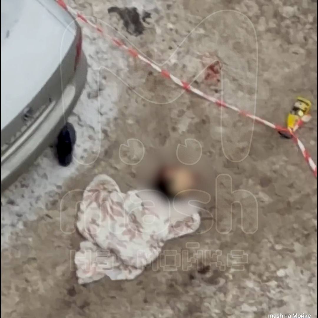 На улице Жени Егоровой нашли тело мужчины без головы В Петербурге у жилого дома на улице Жени Егоровой обнаружили тело мужчины Отсечённая голова находилась на значительном расстоянии от тела На место прибыли следователи По предварительной версии травмы могли быть получены в результате падения с большой высоты Обстоятельства произошедшего выясняются