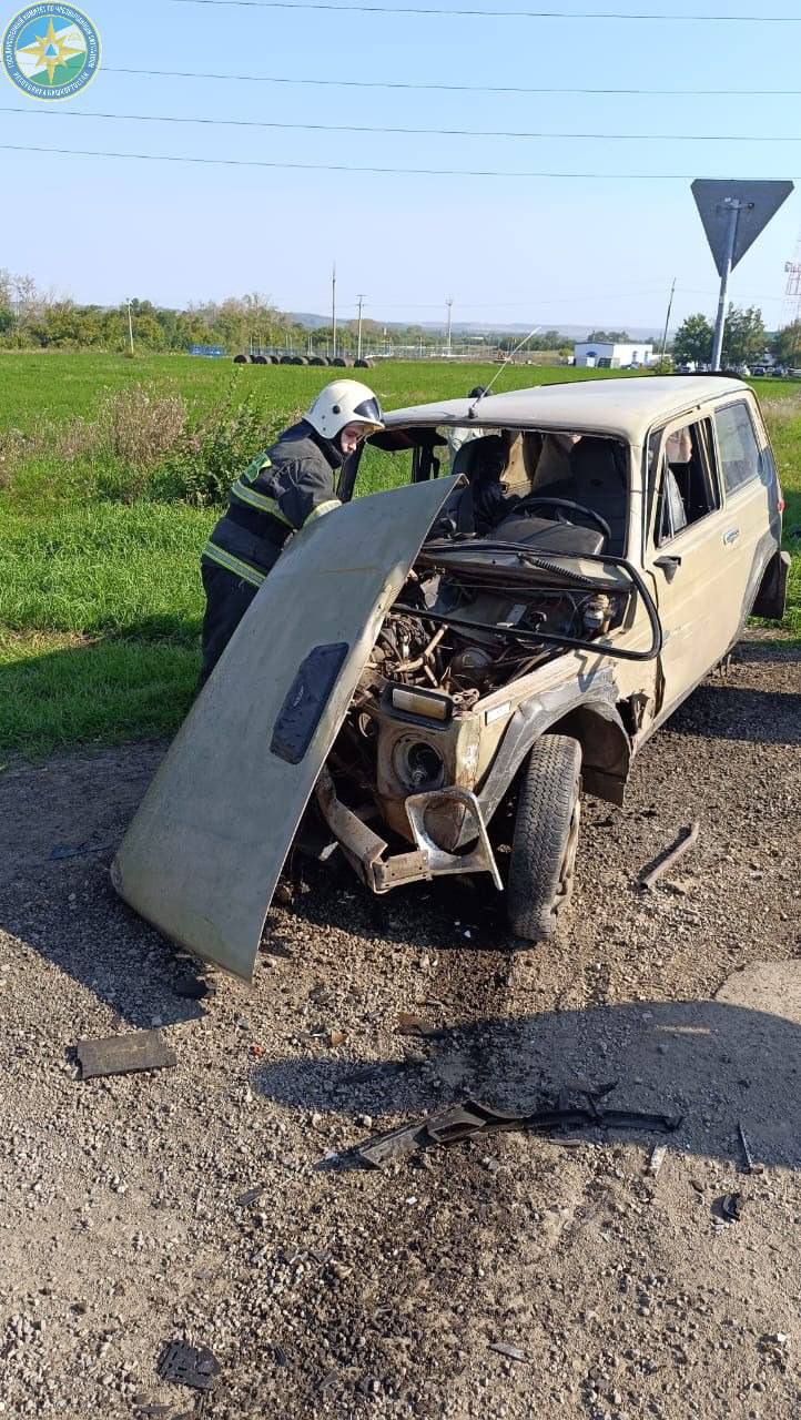 Массовое ДТП в Туймазинском районе  Сегодня на автодороге Белебей — Николаевка — Туймазы — Бакалы вблизи села Субханкулово столкнулись 4 автомобиля: ВАЗ  Нива , Lada Vesta и 2 машины Lada Granta.  На место происшествия незамедлительно выехали сотрудники Госкомитета РБ по ЧС, провели работы по отключению аккумуляторной батареи автомобилей и оказанию первой помощи.  В результате ДТП пострадали 2 человека: мужчина и женщина 1962 годов рождения