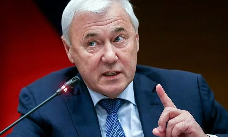 Аксаков предложил выдавать кредиты цифровыми рублями В законе прописано что цифровой рубль не используется в качестве кредитного ресурса но почему бы не попробовать поэкспериментировать и не задействовать международный опыт например того же Китая где население кредитуется цифровыми юанями заявил председатель Комитета Госдумы по финрынку Анатолий Аксаков По словам Аксакова он уже обратился в Центробанк и предложил рассмотреть возможность опробовать такой инструментарий на одном из предприятий в ЦБ В качестве экспериментальной площадки для отладки механизма подойдет Чувашия считает он fatcat18 Мы в Мах
