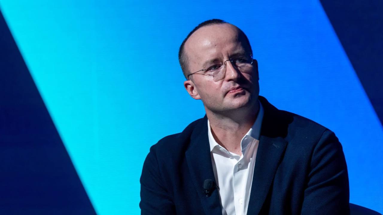 Основатель Crypto com приобрел домен AI com за 70 миллионов долларов Маршалек называет сделку долгосрочной инвестицией в одну из самых мощных технологических волн ближайших 10 20 лет Эта значительная покупка подчёркивает растущий интерес и инвестиции в активы связанные с искусственным интеллектом со стороны ключевых фигур в индустрии криптовалют Бизнес Подписаться