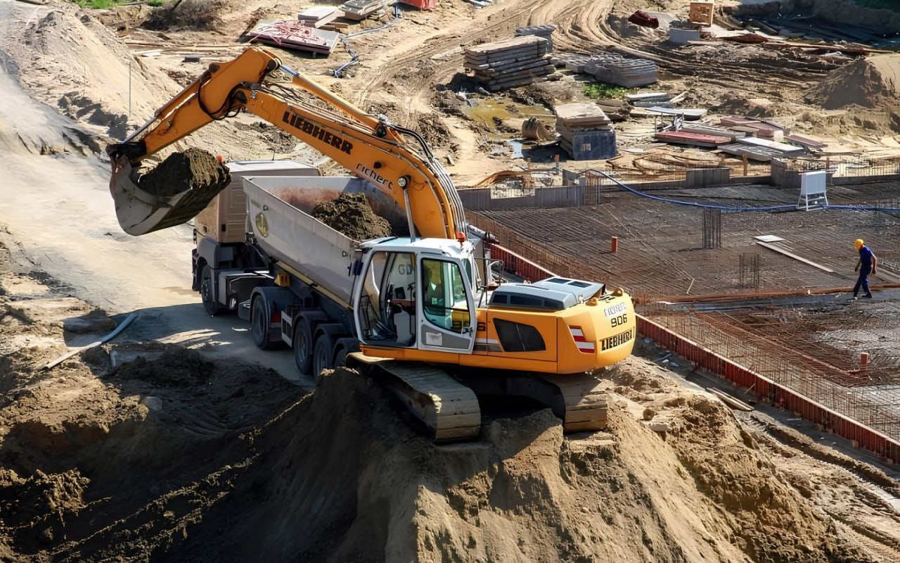 НА ЧУКОТКЕ СОЗДАНА НОВАЯ ЗОЛОТОДОБЫВАЮЩАЯ КОМПАНИЯ В Анадыре зарегистрирована компания Золото Чукотки которая займется добычей рудного и россыпного золота в регионе Учредителем выступило ООО Инвестиционный консорциум под управлением Дмитрия Скуратова Руководство новой структурой осуществляет Евгений Колесов ранее возглавлявший ПАО Русолово входит в группу Селигдар Юридическое оформление проведено через ЗПИФ Аурум Плюс оперативное управление возложено на УК Промсвязь На текущий момент компания не имеет лицензии на добычу При этом интерес к региону объясним Чукотка остается одним из крупнейших центров добычи драгметаллов в России В первой половине 2025 года в округе добыли 11 3 тонны золота и 58 3 тонны серебра что на треть превышает показатели прошлого года Нефтяная и горная промышленность