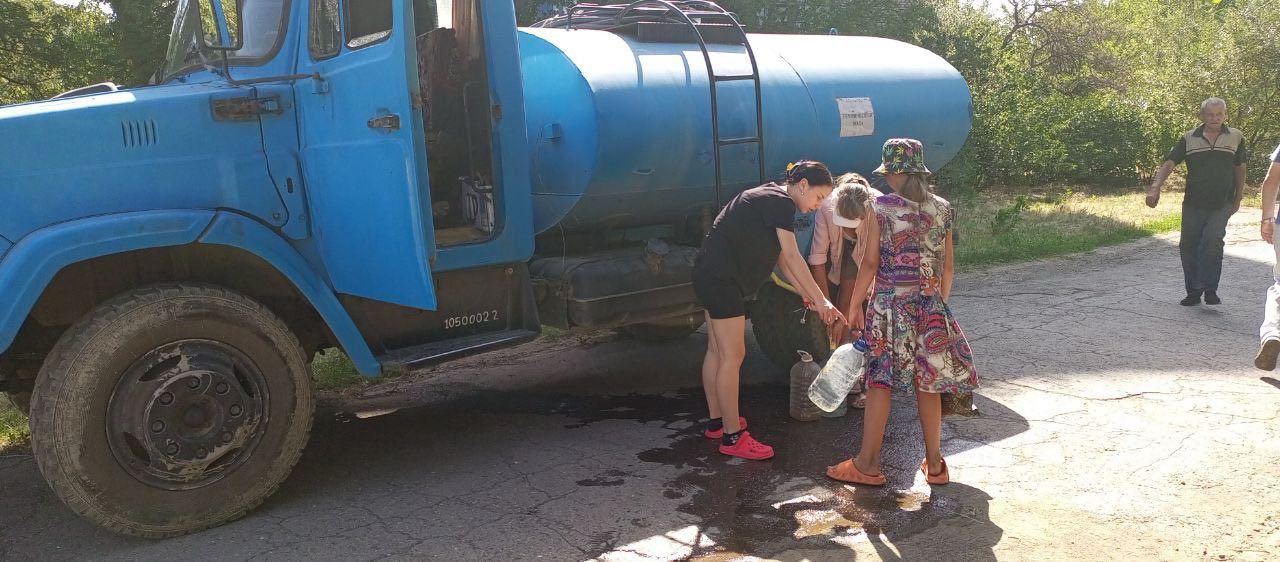 В Алчевске организован подвоз воды в микрорайоны города В связи с аварийной ситуацией на насосной станции и прекращением подачи воды на город Алчевск организован подвоз воды в микрорайоны города. 12 июля МУП «Служба дорожного хозяйства и благоустройства города Алчевска ЛНР» осуществляется подвоз технической воды и Алчевским управлением ГУП ЛНР «Лугансквода» - питьевой воды. Так, с 8.00 МУП «Служба дорожного хозяйства и благоустройства города Алчевска ЛНР» выполняет подвоз технической воды жителям квартала 401. Также с утра предприятием «Лугансквода» организован подвоз питьевой воды в пос. Административный. Подробнее читайте на нашем сайте.