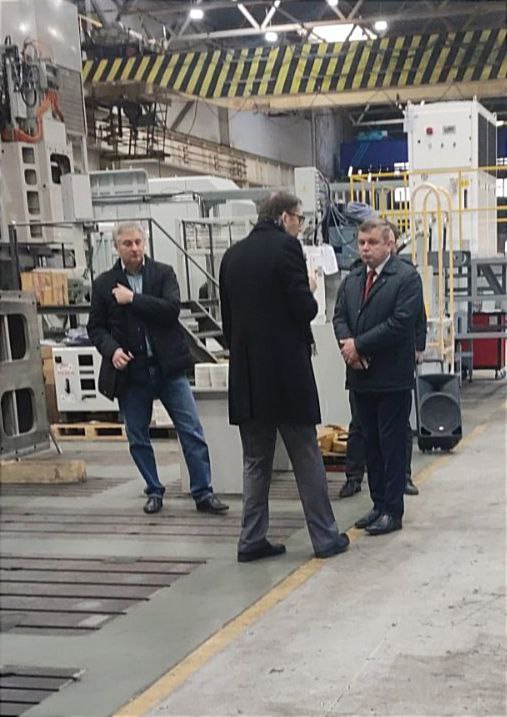 Министр промышленности Андрей Кузнецов посетил с рабочим визитом ООО Механтек ℹ Компания работает с 1995 года и занимается капитальным ремонтом модернизацией и изготовлением новых металлорежущих станков С руководством предприятия обсудили возможные варианты сотрудничества по расширению производственных возможностей и развитию кооперации Визит подчеркнул важность развития частной инициативы и поддержки инноваций в области промышленного производства сотрудничества государства и бизнеса с целью формирования устойчивых технологических цепочек внутри страны и формирования новых точек экономического роста Беларуси