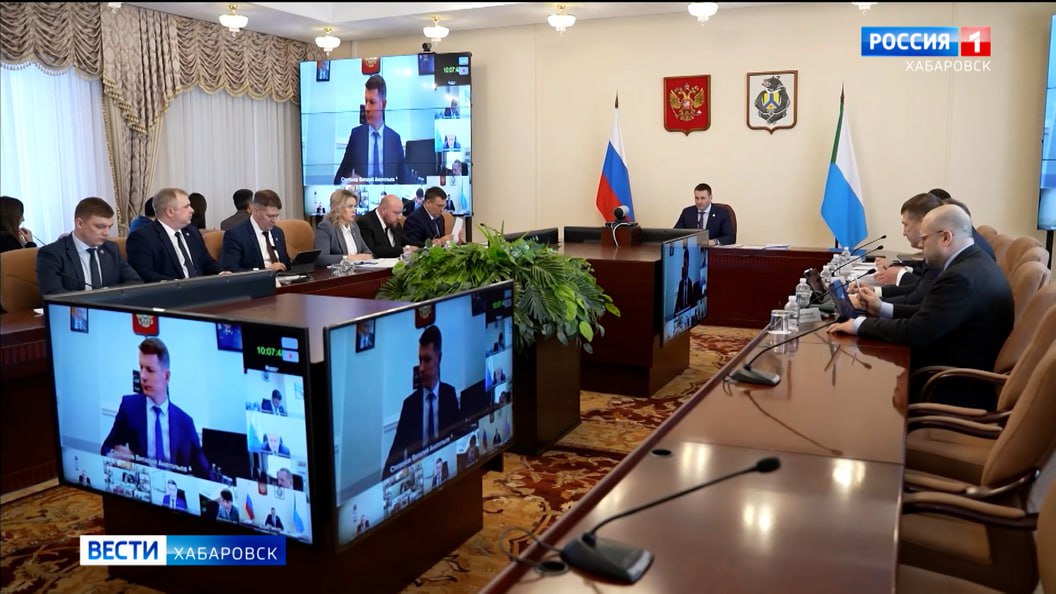 Общественный транспорт судоходство авиаперевозки Дмитрий Демешин подверг критике краевой Минтранс Международная навигация на Амуре должна быть запущена в срок несмотря на реконструкцию пятого этапа набережной Правда пока по временной схеме так как вопрос со строительством речного вокзала не решён Дмитрий Демешин на аппаратном совещании в правительстве раскритиковал подход и к этой теме и к остальным направлениям отрасли от судостроения до обновления парка общественного транспорта Тему продолжит Анна Кальчук Подробнее на сайте Вести Хабаровск