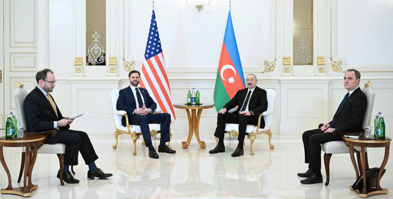 США поставят Азербайджану новые катера для усиления защиты территориальных вод страны сообщил Джей Ди Вэнс Американский вице президент во вторник встретился с азербайджанским президентом Алиев в свою очередь заявил что Баку и Вашингтон открывают новую страницу сотрудничества в сфере обороны   Telegram MAX Читать эксклюзив