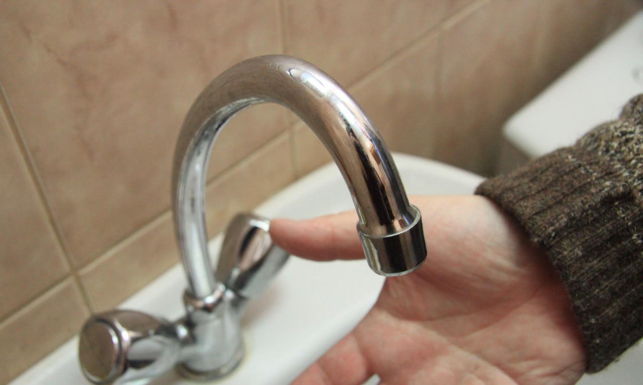 Робот Николай стал рассказывать об отключениях воды в Новосибирске Новый сервис запустила единая дежурно-диспетчерская служба Новосибирска. Оперативную информацию об отключениях воды, электричества, отопления и газа даёт робот Николай. Искусственный интеллект принимает звонки на номер 218-00-51 круглосуточно. виртуальный диспетчер запрашивает, по какой системе жизнеобеспечения интересует информация. Отвечать можно в свободной форме, например: «Отключение горячей воды». Затем робот попросит назвать улицу и номер дома. Данные берут в режиме реального времени из обновляемых баз системы ЕДДС. Если по указанному адресу есть информация о других отключениях, абонента обязательно проинформируют об этом.
