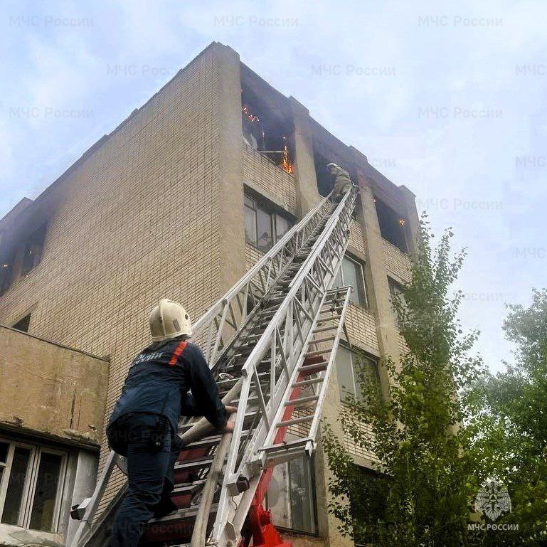 В Чебоксарах ликвидирован крупный пожар Вечером 6 июля в промзоне Калининского района загорелось пустующее пятиэтажное здание. Огонь охватил помещение бывшего актового зала, быстро распространился по сцене и добрался до крыши. По данным МЧС Чувашской Республики, 25 спасателей и 8 единиц техники более трёх часов боролись с огнем. Площадь возгорания составила 800 квадратных метров. В результате происшествия никто не пострадал.