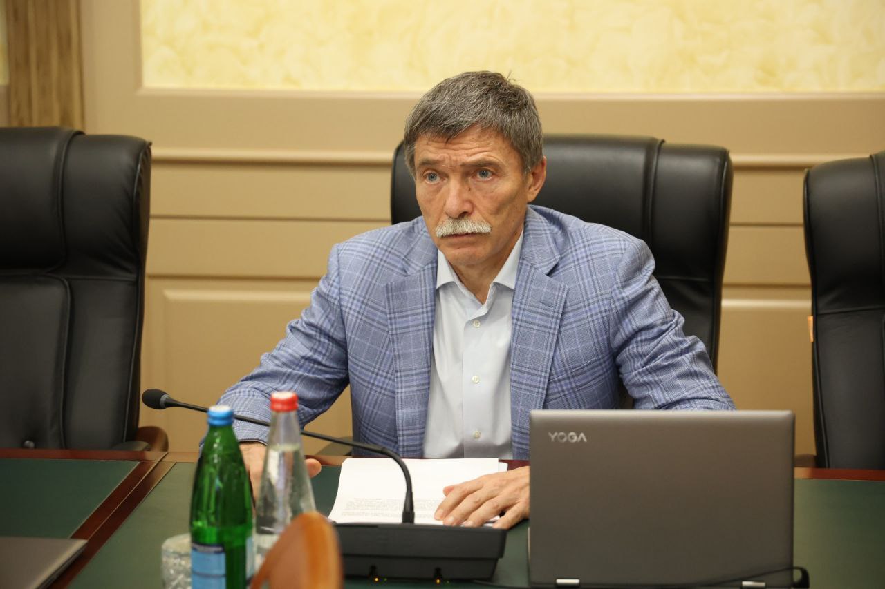 В краевую Думу поступит законопроект о корректировках бюджета Ставрополья на 2025 год Решение озвучено на внеочередном заседании краевого Правительства В нем принял участие первый заместитель председателя Думы Дмитрий Судавцов Законопроект предусматривает увеличение доходов и расходов краевого бюджета на 2 2 миллиарда рублей Дополнительные средства направят на соцподдержку ставропольцев соцвыплаты участникам СВО и членам их семей на господдержку здравоохранения образования аграрного сектора переселение граждан из аварийного жилья Подготовленный законопроект рассмотрят в профильных комитетах Думы Подпишись duma sk