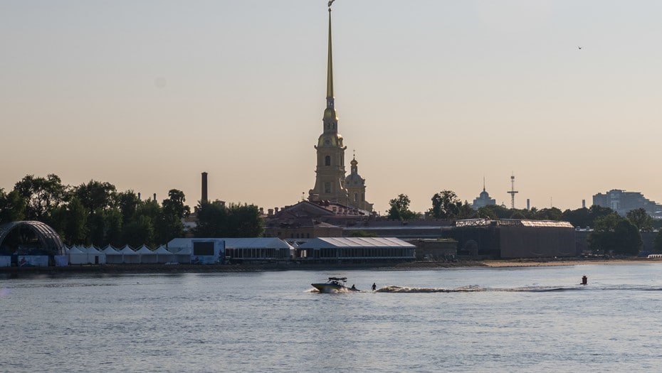 Петропавловскую крепость закрыли для посетителей по неизвестным причинам Накануне уточнялось что Музей истории Санкт Петербурга расположенный на территории крепости заработает после 14 00 Однако спустя сутки в администрации сообщили что крепость до сих пор закрыта до неопределённого времени ДП рассказывал ранее о масштабной реставрации бастионов Петропавловской крепости В конце прошлого года сообщалось о предстоящем перемещении пушек необходимом для ремонта площадок под ними Озвучиваемая сумма ремонта составляла 30 млн рублей Михаил Тихонов ДП Подписаться на DP RU