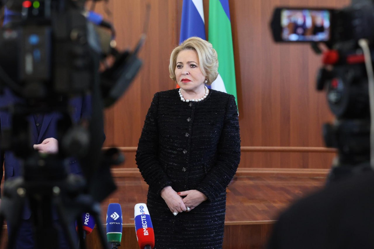 Председатель Совета Федерации Валентина Матвиенко в обращении по случаю Международного дня памяти жертв Холокоста заявила что 27 января россияне и все люди доброй воли склоняют головы в память о миллионах узников концлагерей и мирных жителей уничтоженных нацистской машиной массового истребления Она напомнила что геноцид не щадил ни военнопленных ни гражданское население ни стариков ни женщин ни детей а символом этих преступлений стали лагеря смерти включая Освенцим освобожденный Красной армией 27 января 1945 года По словам главы Совета Федерации преступления нацизма против человечества не имеют срока давности и не могут быть преданы забвению Она подчеркнула что память о трагедии необходима для того чтобы не допустить повторения подобных катастроф противостоять идеям расового превосходства и исключительности а также любым проявлениям расизма ксенофобии национализма и попыткам возрождения нацистской идеологии Валентина Матвиенко отметила что потомки поколения победителей несут особую ответственность за защиту исторической правды и справедливости По ее словам опора на традиционные ценности культурное и духовное наследие сплоченность и единство многонационального народа позволяют России твердо отстаивать свои интересы и сохранять верность урокам истории Глава СФ выразила глубокую благодарность советским солдатам и труженикам тыла освободившим мир от фашизма и подарившим будущим поколениям возможность жить в свободной и независимой стране и почтила память всех безвинно погибших Фото Денис Вышинский Пресс служба Совета Федерации Vmeste RF