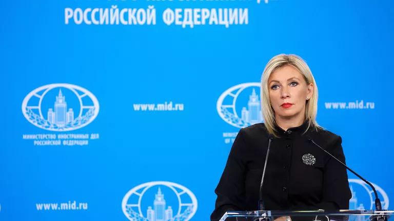 Мария Захарова назвала искусственный интеллект рычагом мирового давления "ИИ становится не только и не столько инструментом прогресса, сколько рычагом давления, движущей силой глобальной конкуренции, в том числе за умы и сердца, за сам образ жизни человека, а также средством перераспределения власти в мире", - отметила Захарова в статье. Она отметила, что в погоне за этим безусловным лидерством, статусом "властителя судьбы человечества", есть риск оказаться совсем не в том будущем, какое рисуют сторонники цифрового перехода.