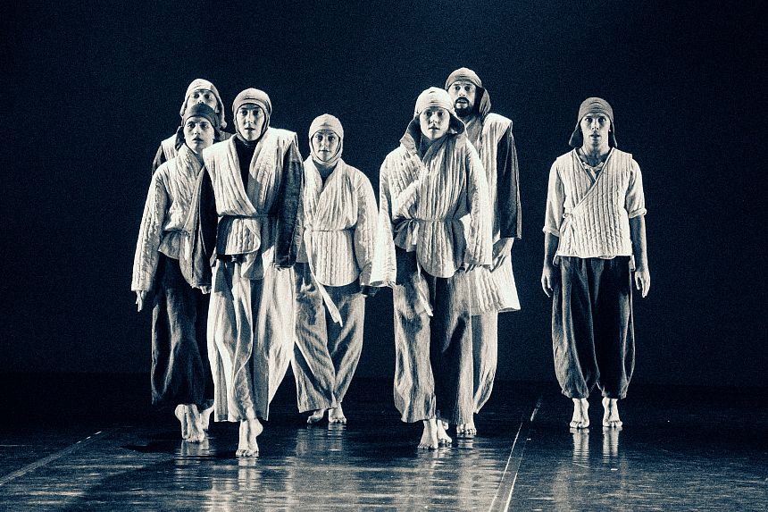 В феврале в театре Камала покажут премьеру физического театра balballar Спектакль обращается к образу балбалов древних каменных изваяний связанных с памятью о предках и поиском внутренней энергии через движение и тело Над проектом работали хореограф Нурбек Батулла композитор Ислам Валеев и скульптор Альфиз Сабиров Билеты уже в продаже   entermedia io news v teatre kamala pokazhut premeru fizicheskogo teatra balballar Первый показ balballar состоялся в ноябре на фестивале Аваздаш в Альметьевске