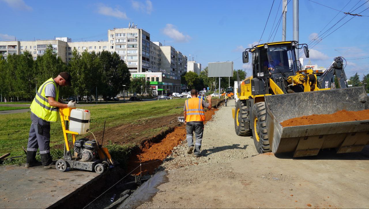 Урал56.Ру   Оренбург, Орск В Оренбурге появится полоса для общественного транспорта на пр. Гагарина   Правая полоса будет выделена для общественного транспорта и такси в обоих направлениях – от ул. 60 лет Октября до Загородного шоссе.   Подрядчик ООО «Орьтехцентр» приступил к устройству основания под расширение проезжей части, сообщили в мэрии.    Движение осуществляется по двум свободным полосам. @