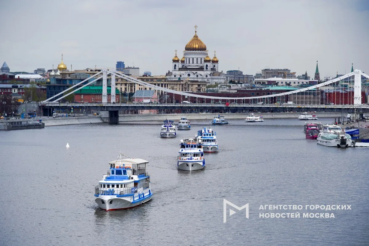Парад судов пройдет на Москве реке 24 апреля по случаю открытия летнего сезона речной навигации в нем примут участие классические теплоходы регулярное электросудно и прогулочное судно гибридного типа Стрельна Движение колонны начнется в 10 50 от Котельнической набережной до Новоандреевского моста сообщили в Дептрансе Агентство Москва в Max