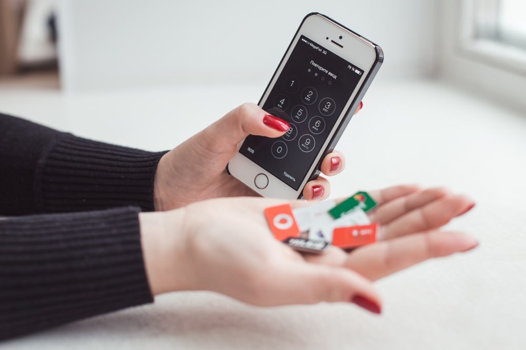 Комитет по конкуренции изучает повышение тарифов мобильной связи Комитет по конкуренции сообщает о начале изучения вопроса повышения тарифов на услуги мобильной связи в Узбекистане В начале ноября 2025 года Комитет направил операторам мобильной связи официальные запросы для анализа обоснованности изменений тарифов На текущий момент рассматриваются предоставленные операторами сведения о влиянии расходов на улучшение качества услуг и расширение зоны покрытия на формирование тарифов В случае выявления признаков антиконкурентных действий включая возможные скоординированные действия операторов будет проведена соответствующая проверка При подтверждении фактов нарушения действующего законодательства к операторам будут применены строгие меры Комитет подчеркнул что основная цель проверки защита интересов потребителей и обеспечение прозрачной конкуренции на рынке мобильной связи Telegram Facebook Instagram LinkedIn