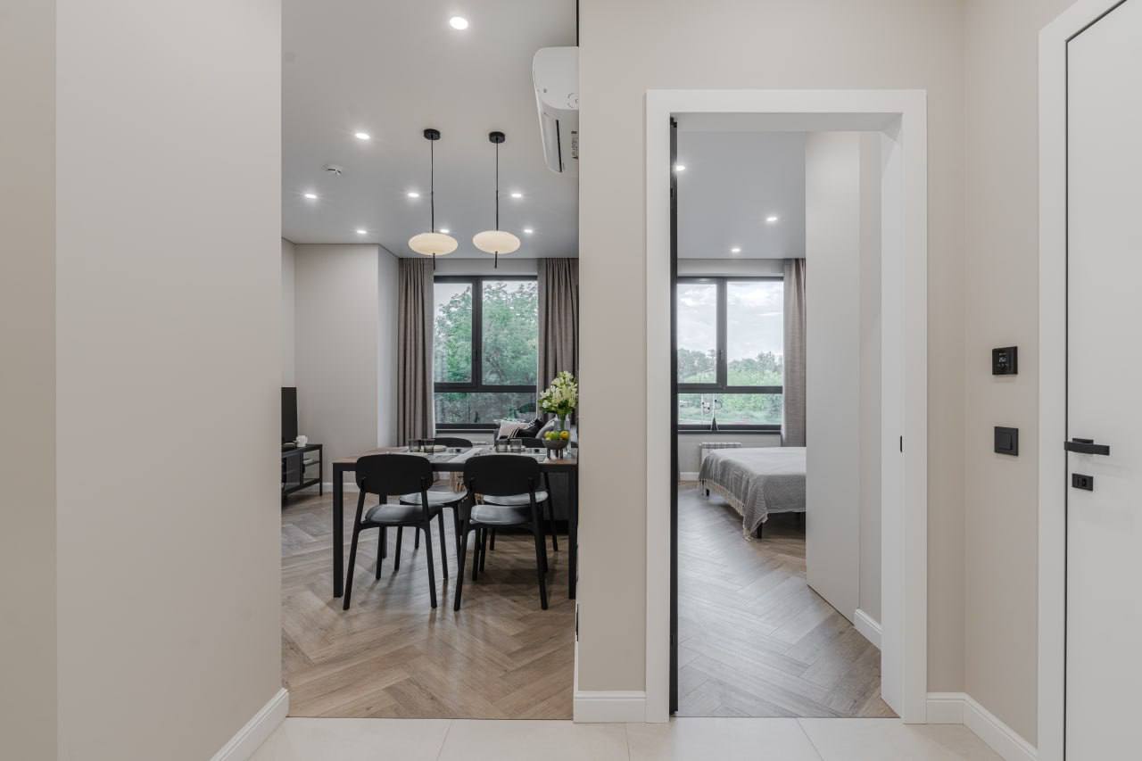 В 2025 году на фоне снижения ставок по депозитам до 10 89 15 54 годовых введения налога с прибыли по банковским вкладам и инфляции 6 65 в годовом исчислении российские инвесторы всё чаще переводят свои активы в сферу недвижимости Популярность набирают современные доходные дома с профессиональным управлением и это подтверждает новый материал РБК о трансформации арендного рынка Эту нишу сегодня осваивают крупные игроки рынка и в сегмент доходных домов заходит Донстрой с тем же вниманием к деталям архитектуре и сценариям жизни которое девелопер закладывает в свои жилые дома Доходный дом с развитой инфраструктурой появится в Острове на северо западе столицы Квартиры здесь будут сдаваться централизованно с распределением дохода между собственниками пропорционально площади квартиры Логика владения при этом остается простой и понятной вопросы арендаторов обслуживания и ремонта берет на себя управляющая компания Комплексная сервисная модель и качественный продуктовый проект превращают недвижимость в надёжный актив