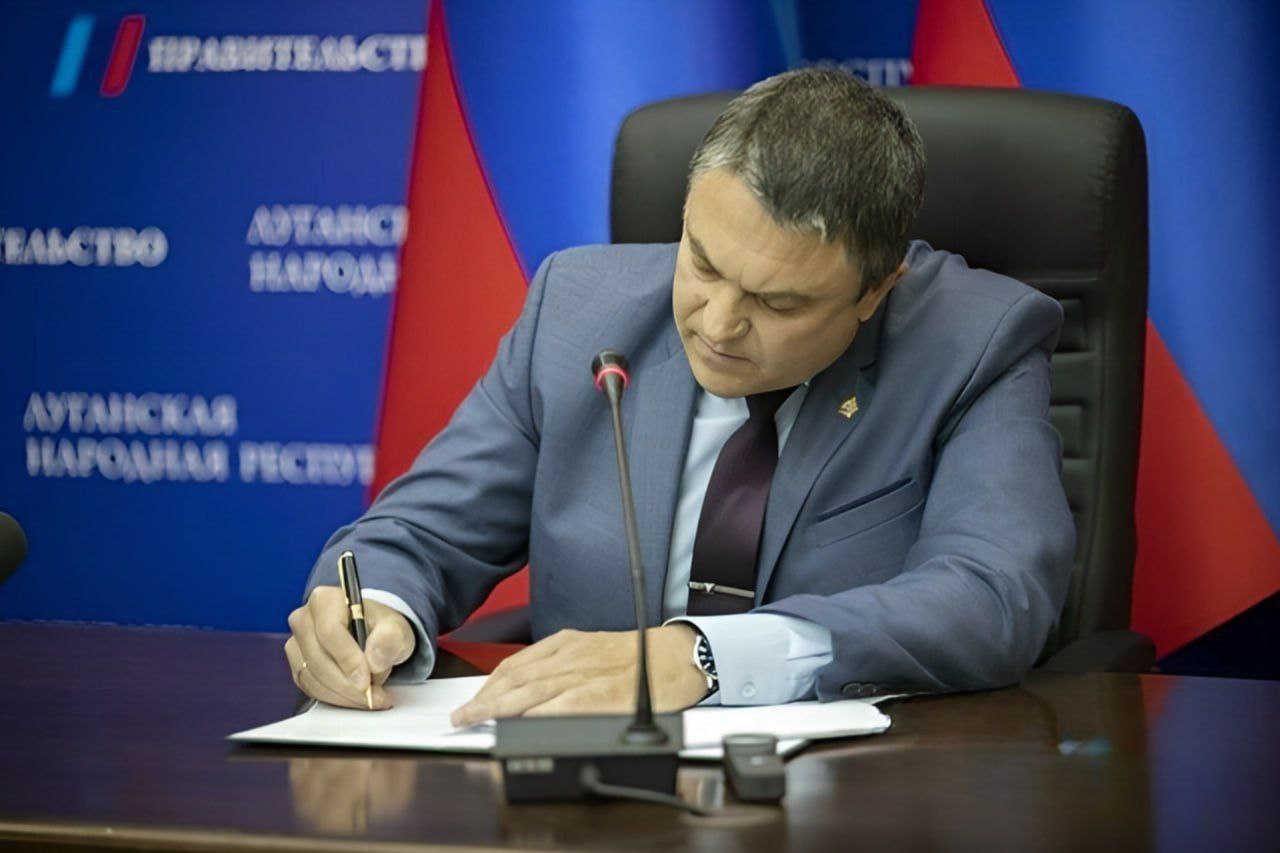 Глава ЛНР Леонид Пасечник подписал законы: «О введении в действие специального налогового режима «Автоматизированная упрощенная система налогообложения» на территории Луганской Народной Республики». «Об установлении коэффициента, отражающего региональные особенности рынка труда в Луганской Народной Республике, в целях исчисления и уплаты налога на доходы физических лиц в виде фиксированного авансового платежа на 2026 год». «О внесении изменений в Закон Луганской Народной Республики «О наделении органов местного самоуправления в Луганской Народной Республике отдельными государственными полномочиями Луганской Народной Республики в области контроля предельных уровней цен тарифов , установленных в Луганской Народной Республике, и о внесении изменений в Закон Луганской Народной Республики «Об административной ответственности за завышение установленных в Луганской Народной Республике цен тарифов и / или их предельных уровней на товары».