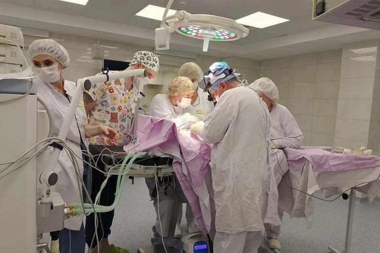 Из роддома на операционный стол самарские врачи спасли новорожденного с редкой патологией Малыш из Самары родился с очень сложной патологией желудочно кишечного тракта Подозрение на то что у ребенка есть высокая непроходимость кишечника возникла еще на УЗИ Выход был один срочная операция Ее провели вскоре после появления на свет и малыш буквально попал из роддома на операционный стол Спасали новорожденного врачи Самарской областной клинической больницы имени Середавина У малыша было сразу две редких формы патологии которые грозили смертью Ситуацию осложняло еще и то что длина кишечника малыша была критически мала Врачи сделали все возможное чтобы ее сохранить После операции малыша выхаживали в реанимации А на 28 е сутки перевели в палату Через месяц младенец набрал вес и уже полноценно питался Ребенка выписали домой но специалисты продолжают контролировать его состояние Доброй истории наши     Подпишись на truekpru63 Мы в MAX