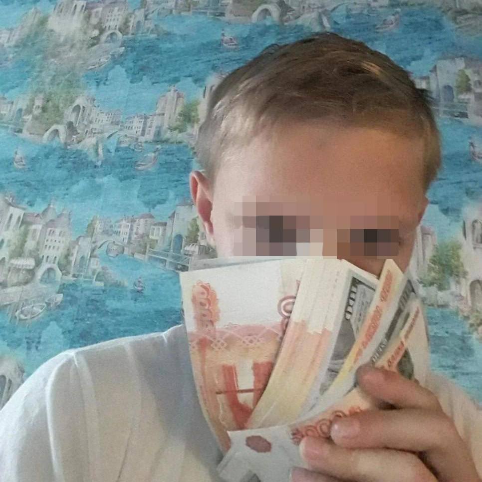 Фанат ММА убил дедушку во время спарринга.  В Новосибирской области 19-летний парень во время спарринга с дедушкой случайно сломал ему руку, а затем вызвал скорую. Пенсионера госпитализировали, но он скончался. Молодой человек сообщил, что нанёс всего восемь ударов.  НОВОСТИ и ТОЧКА!   Подписаться