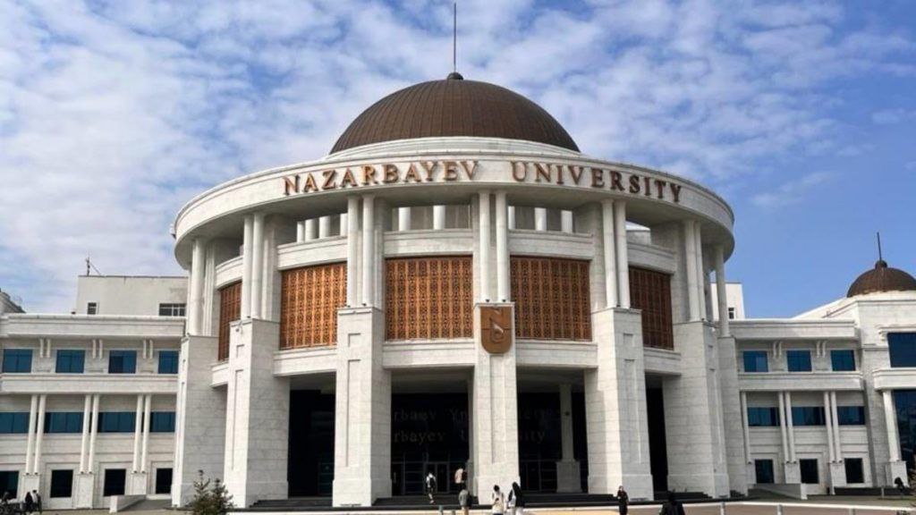 В общежитии Назарбаев Университета скончалась студентка В Назарбаев Университете подтвердили факт трагедии, которая случилась в одном из общежитий. В вузе выразили соболезнования семье погибшей девушки. В официальном заявлении руководство образовательного учреждения выразило соболезнования родным и близким погибшей девушки, отметив, что университет оказывает моральную и материальную поддержку семье. При этом, детали трагедии в NU не раскрывают. «Мы разделяем боль утраты и выражаем искренние соболезнования родным и близким девушки. Информируем вас, что ситуация находится под контролем: ведутся необходимые оперативные действия, работают сотрудники правоохранительных органов и психологи», – отметили в университете. В NU также призвали общественность и СМИ воздержаться от распространения непроверенной информации, подчеркнув, что об этом же просят и родственники девушки. Ранее в кулуарах мажилиса глава МВД Ержан Саденов пояснил, что по факту смерти девушки возбуждено уголовное дело. Фото: Адия Абубакир /CMN_KZ