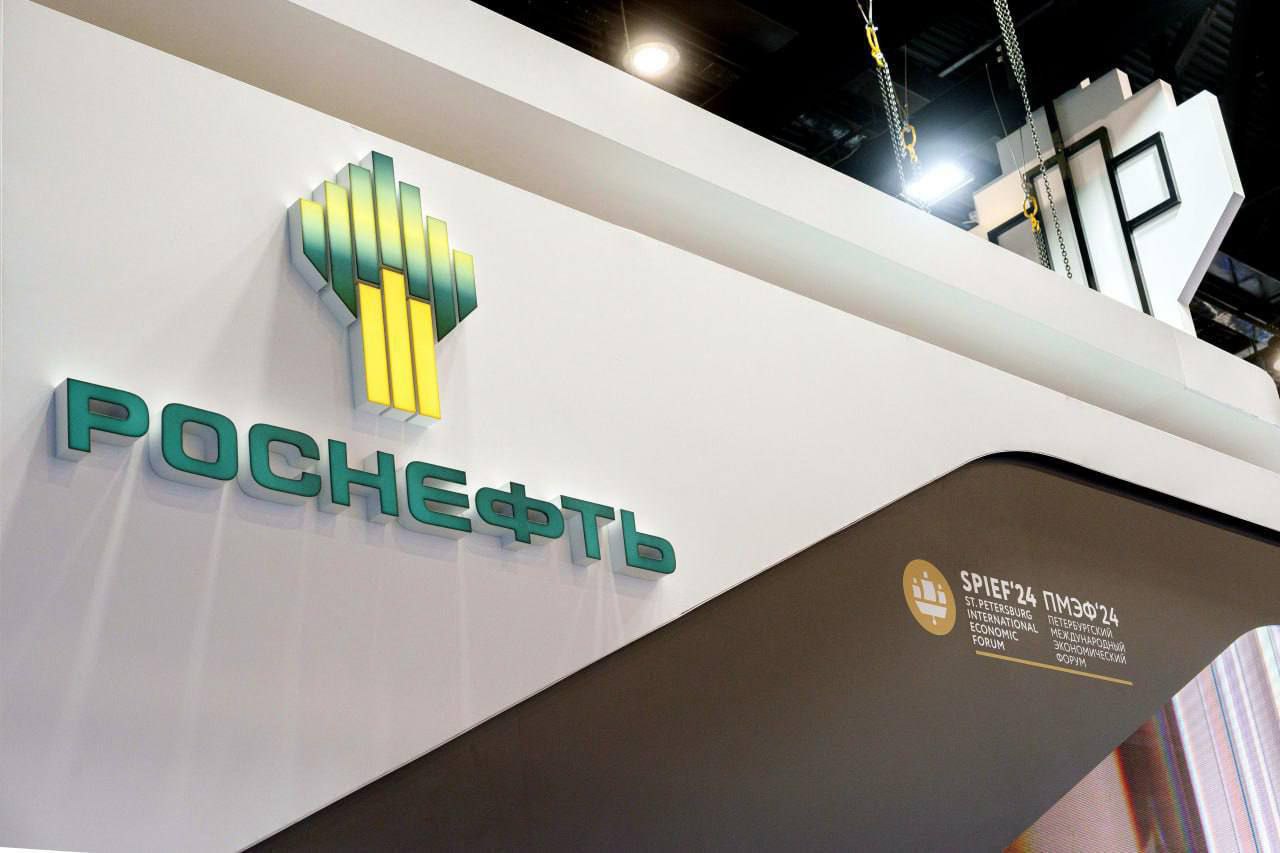 Прибыль «Роснефти» рухнула почти на 60% Чистая прибыль «Роснефти» за первый квартал 2025 года упала до 170 млрд рублей — это на 58% меньше, чем годом ранее. Об этом сообщает «Коммерсант». Несмотря на небольшой рост прибыли на 7,6% по сравнению с последним кварталом 2024 года, компания столкнулась с серьезными вызовами: дешевеющая нефть Urals, расширение дисконтов, новые санкции и крепкий рубль. Глава «Роснефти» Игорь Сечин отметил, что именно эти факторы повлияли на результаты. В это время Сенат США разрабатывает новые санкции против России. ..... ПОДПИСАТЬСЯ. ДПС ВЛАДИВОСТОКА