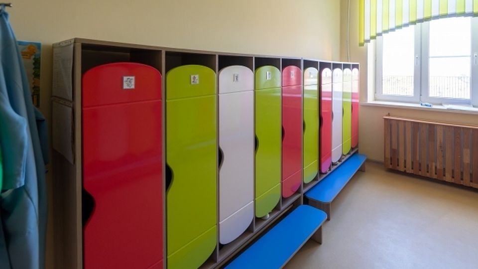 В симферопольском детсаду началась проверка из за жалобы на методы воспитания В одном из детских садов Симферополя сотрудники Следственного комитета России начали расследование по факту противоправных действий в отношении детей В социальных сетях появилась информация о неприемлемых методах воспитания в одном из детских садов Симферополя которую предоставила одна из родителей В связи с этим следователи СК немедленно начали проверку Сейчас выясняют все обстоятельства случившегося Будет дана оценка действиям сотрудников детского сада и общей организации воспитательного процесса Подробнее