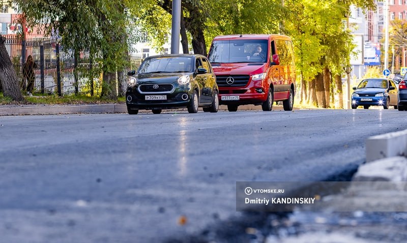 Томская область потеряла 403 млн руб из-за срыва ремонта дорог в 2024г vtomske.ru/news/210439 Власти не исключают, что на такую сумму будет сокращен объем дорожного фонда Томской области, чтобы компенсировать потерю этих денег из бюджета. Для этого законодательная дума приняла специальный законопроект. Как пояснил замгубернатора по транспорту, дорожной деятельности и связи Сергей Прудиус, между Томской областью и Росавтодором заключалось соглашение, которое предусматривало использование федеральных денег в 2024 году в сумме четыре миллиарда рублей для ремонта дорог в регионе. «Три показателя достигнуты не были, в связи с чем федеральное агентство из регионального бюджета вернуло средства в размере 403 миллиона рублей. Это 10% от общей суммы субсидии. Законопроект предусматривает возможность использования средств дорожного фонда на компенсацию этих денег», — сказал он. #томск #новоститомска Прислать новость