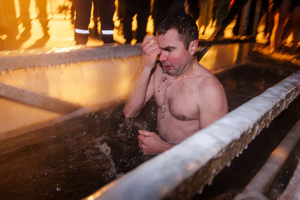 Крещенские купели откроются в Челябинске в 17 часов 18 января Мэрия Челябинска готовится к традиционным крещенским купаниям В этом году окунуться в ледяную воду горожане смогут в пяти местах Одну прорубь сделают на Первом озере по две на Смолино и Шершневском водохранилище Купели будут работать с 17 00 18 января до 16 00 19 января рассказал вице мэр по городскому хозяйству Александр Астахов Подписаться на chelkp Мы в MAX