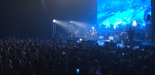 ℹ ℹ ℹ Рождественский фестиваль проходит в Забайкалье Он объединил музыкантов и поэтов в том числе регулярно выступающих на передовой Участники фестиваля посещают госпитали и учебные центры поддерживают бойцов своим творчеством Также в Чите пройдут встречи с поэтами концерты в округах Забайкальского края Забайкальцы уже успели насладиться выступлением Вадима Самойлова известного музыканта по группе Агата Кристи Фронтмен коллектива не раз выступал для бойцов на Донбассе а в Чите успел дать концерт для военнослужащих в 212 Окружном учебном центре А уже сегодня в 19 00 на площадке Мегаполис Спорт прозвучат не менее узнаваемые композиции в исполнении Сергея Бобунца лидера группы Смысловые Галлюцинации Также сегодня в рамках Рождественского фестиваля поэты Дмитрий Молдавский и Егор Сергеев проведут творческие встречи в 15 00 в Точке кипения