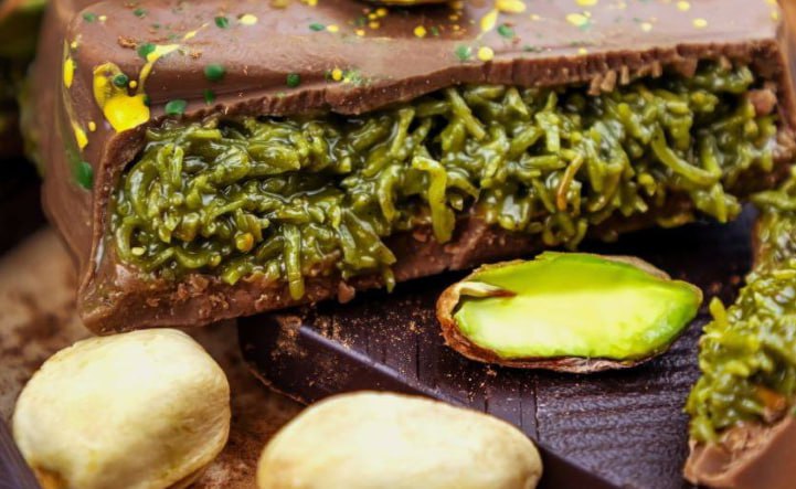 719 тонн дубайского шоколада было продано в 2025 году в магазинах беспошлинной торговли в аэропортах Дубая Об этом со ссылкой на обнародованные данные продаж в Dubai Duty Free сообщает ресурс Раньше всех Ну почти Кондитерские изделия заняли пятое место с объемом продаж в 845 486 миллиона дирхамов 231 64 млн долларов США и составили 9 74 от общего годового объема продаж приводит ресурс заявлении пресс службы правительства Дубая Подписаться на Черновик 2 0 Обратная связь chernovik 1 bot