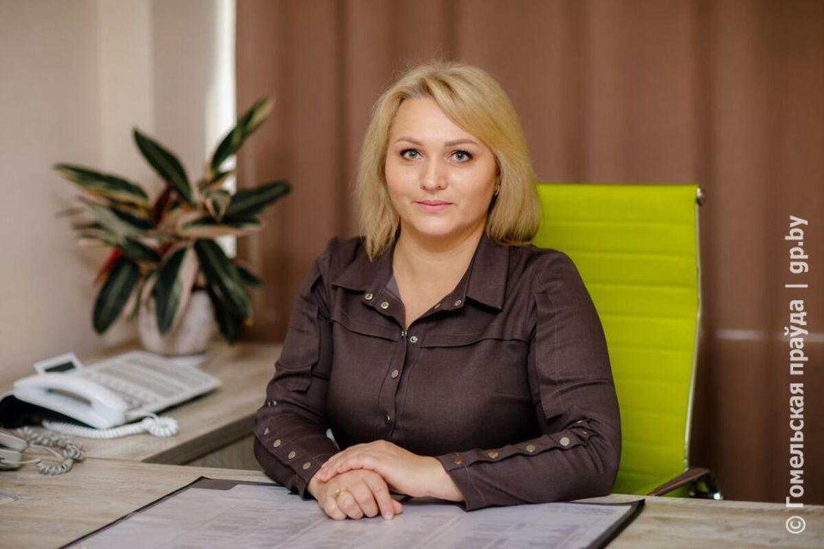 Татьяна Витковская: «Мы не вводили санкции, но научились жить при ограничениях»  «С интересом посмотрела интервью, которое дал американскому журналисту наш Президент. Были затронуты самые актуальные, своевременные темы. Как работнику промышленного предприятия мне особенно интересны вопросы, связанные с торговлей, экспортом, производством. Александр Лукашенко и в этот раз снова подчеркнул: Беларусь – мирная страна. Он сделал акцент на том, что торговать лучше, чем воевать. Конечно, в условиях современной политической повестки и санкционных ограничений нашему предприятию также пришлось перестроить не только внутреннюю работу, но и найти новый курс», – говорит заместитель генерального директора по идеологии ОАО «Мозырьсоль».  Подробности на сайте МОЗЫРЬ NEWS.
