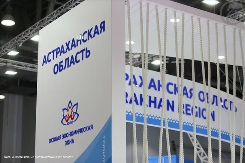 В Астраханской области прекращен проект на 2 млрд рублей по выпуску газовой сажи Компания «Голден индастрис групп» ГИГ покинула особую экономическую зону «Лотос» в Астраханской области. Пресс-служба ОЭЗ сообщила, что свидетельство резидента отозвано по решению Минэкономразвития России. Осенью 2022 года организация планировала построить в регионе завод по выпуску специализированной сажи из природного газа мощностью 30 тыс. тонн в год. Проект предполагал инвестиции в размере 2 млрд руб. Однако к апрелю 2025 года производство так и не было создано, а компания прекратила существование. Представители ГИГ не стали комментировать ситуацию. Подробнее в материале «Ъ — Средняя Волга»: Инвесторы отряхнули ноги Все эксклюзивы