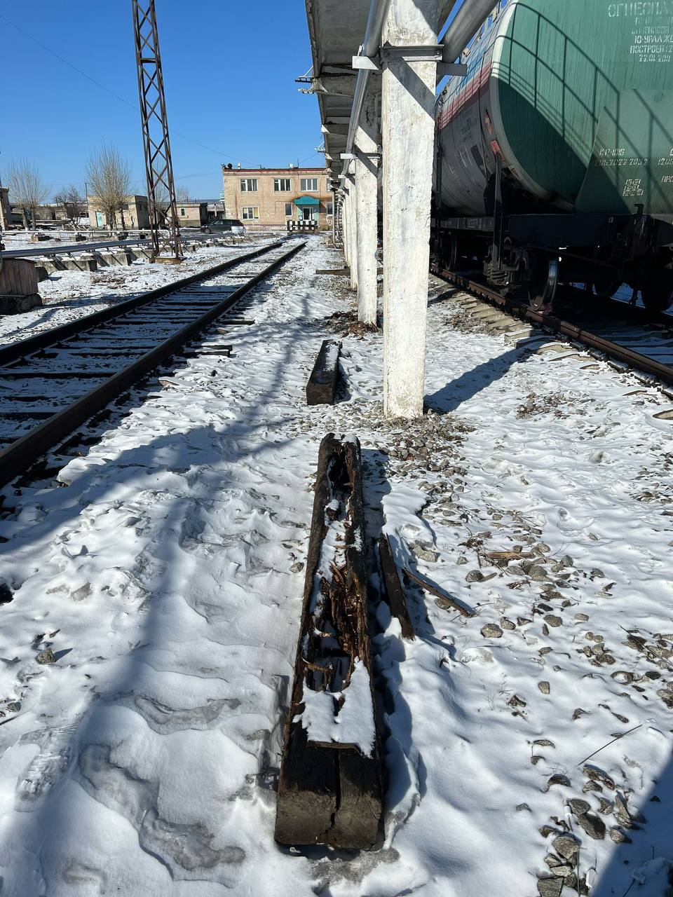 По результатам проверки транспортной прокуратуры запрещена подача железнодорожного подвижного состава до устранения неисправностей на путях необщего пользования  Читинской транспортной прокуратурой проведена проверка соблюдения законодательства о безопасности движения на путях необщего пользования ОАО «Читаоблгаз».  В ходе проверки выявлены нарушения требований федерального законодательства, выразившиеся в ненадлежащем содержании железнодорожного полотна.  Участвовавшими в проверке специалистами - региональным ревизором по безопасности движения поездов аппарата ревизоров Забайкальской железной дороги, дорожным мастером Читинской дистанции пути Забайкальской дирекции инфраструктуры принято решение о запрете подачи железнодорожного подвижного состава с примыкающей к путям станции Кадала Забайкальской железной дороги до устранения неисправностей.  Для устранения допущенных нарушений транспортным прокурором генеральному директору ОАО «Читаоблгаз» внесено представление об устранении нарушений закона, в отношении главного инженера общества возбуждены дела об административных правонарушениях, предусмотренных ч. 6 ст. 11.1 КоАП РФ  нарушение правил безопасности движения и эксплуатации железнодорожного транспорта на железнодорожных путях общего пользования, железнодорожных путях необщего пользования или на железнодорожных переездах, если эти действия не содержат уголовно наказуемого деяния , ч. 1 ст. 20.4 КоАП РФ  нарушение требований пожарной безопасности .  Фактическое устранение нарушений находится на контроле прокуратуры.