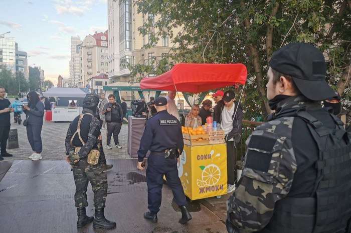 В Екатеринбурге решили отбирать имущество у уличных торговцев  Мэрия Екатеринбурга начали бороться с уличными торговцами новым способом: они заявили о конфискации их имущества. Об этом сообщили в telegram-канале «Екатеринбург. Главное».  — Это совершенно новый подход, был опробован накануне Дня города. Эта практика будет продолжена. Имущество, которое использовалась как инструмент совершения правонарушения, вывезено на склад, — написали в паблике.  Ранее владельцы тележек с кукурузой и сладкой ватой получали протокол о правонарушении, а после просто его выкидывали. Сейчас так не выйдет. Также администрация Екатеринбурга вынесла на публичные слушания требования к уличным аттракционам, пишет издание ЕАН.