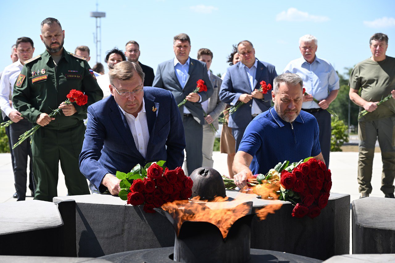 Александр Ищенко: важно помнить, какой ценой была достигнута победа. Молодёжный форум «Историческое наследие – богатство народа» прошел 24 июля, на территории военно-исторического музейного комплекса «Самбекские высоты». Он был инициирован Законодательными Собраниями Ростовской области и Санкт-Петербурга, а также молодыми парламентариями этих регионов. В 2020 году по инициативе молодых парламентариев Дона на Пискаревском мемориальном кладбище в Санкт-Петербурге открыли мемориальную плиту в память уроженцев Ростовской области, пять лет спустя на нашей священной земле, на Самбекских высотах, открывается интерактивный стенд памяти ленинградцев, которые освобождали нашу область. Стенд расположился в экспозиционном зале «Прорыв Миус-фронта». Председатель Законодательного Собрания донского региона Александр Ищенко отметил, что самое главное, не только наладить сотрудничество молодых парламентариев, но и сделать так, чтобы они вовлекали в свою интересную и содержательную работу, как можно больше молодых людей: «Наша молодежь должна знать о том, что происходило на их родной земле. Но она должна знать и о том, что происходило на всей территории нашей большой Родины. Для жителей Дона, для молодых ростовчан, очень важно помнить, какой ценой была достигнута победа». Председатель Законодательного Собрания Санкт-Петербурга Александр Бельский в свою очередь пояснил, что комплекс «Самбек», где открылся информационный стенд ленинградцам, освобождавшим Ростовскую область, является самой настоящей связующей нитью поколений. «Наши исторические комплексы построены в основном в советское время, а этот - сейчас, в современной России. Он интерактивный, здесь отражена вся историческая правда, которую хранит наш советский народ. Ленинград защищали все народы, также, как и освобождали Ростовскую область, и они назывались братскими. Именно это делало нас великой страной», — поделился Александр Бельский. Программа форума была большой и обширной. Во время самого мероприятия участники обсудили инициативы по сохранению исторического наследия и затронули патриотическое воспитание молодежи в двух регионах, где началом для воплощения идей стало подписание соглашения о сотрудничестве между молодежными парламентами Ростовской и Санкт-Петербурга. Подписаться Прислать нам новость