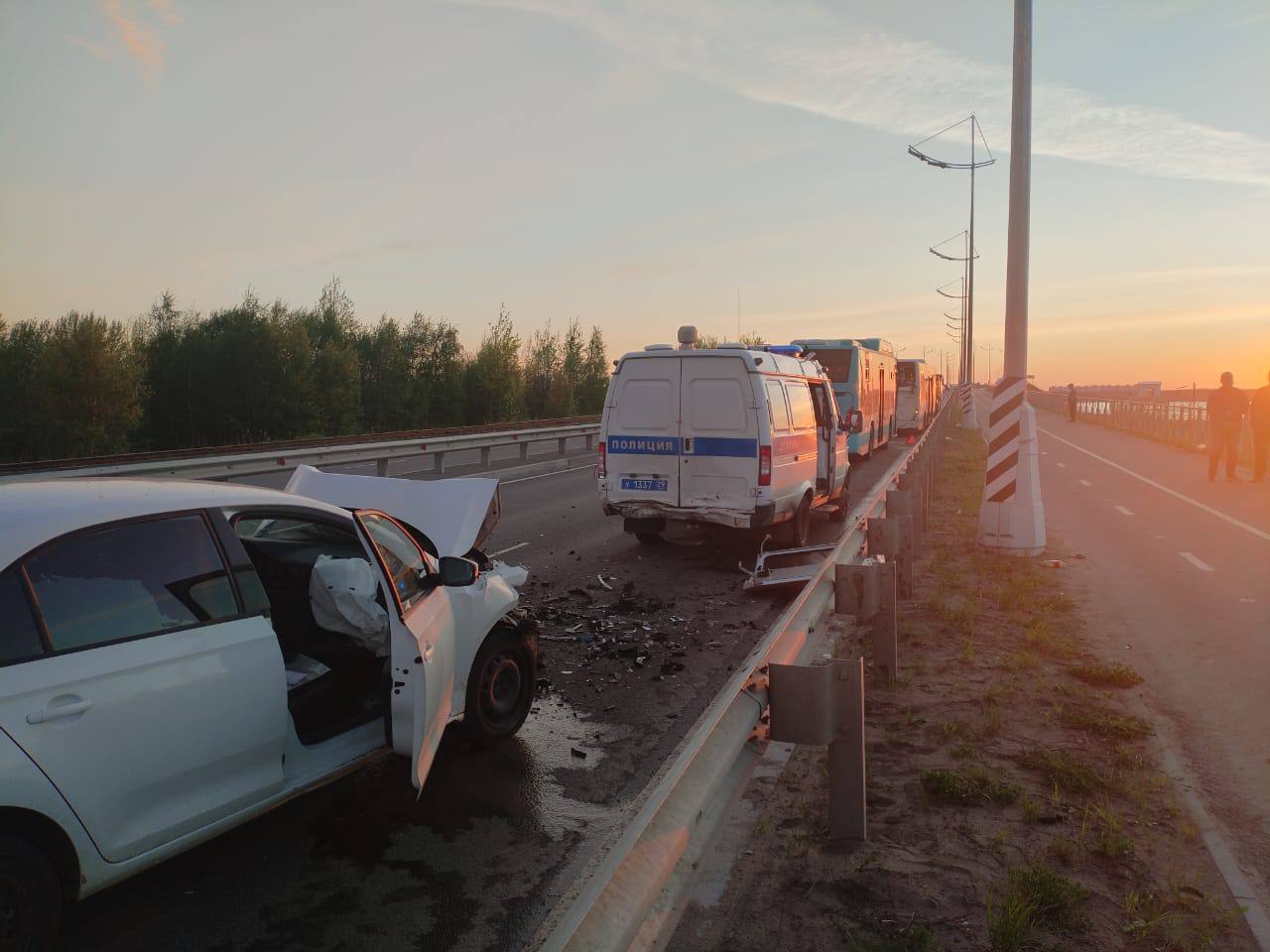 Оказывается, вчера на этом же месте произошло еще одно ДТП. Наш читатель рассказывает: Сначала столкнулись два автобуса, а затем — спустя 20 минут — Шкода влетела в две патрульные машины. В автобусе вроде отделались ушибами. Оба ДТП, со слов водителей, произошли потому что их ослепило солнце. Ох Архангельск №1 Прислать новость